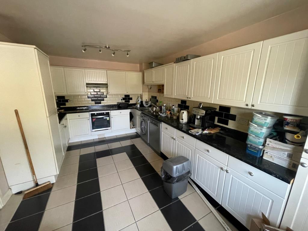 Lot: 10 - THREE-BEDROOM TERRACE HOUSE FOR IMPROVEMENT WITH GARAGE AND PARKING - kitchen/dining room